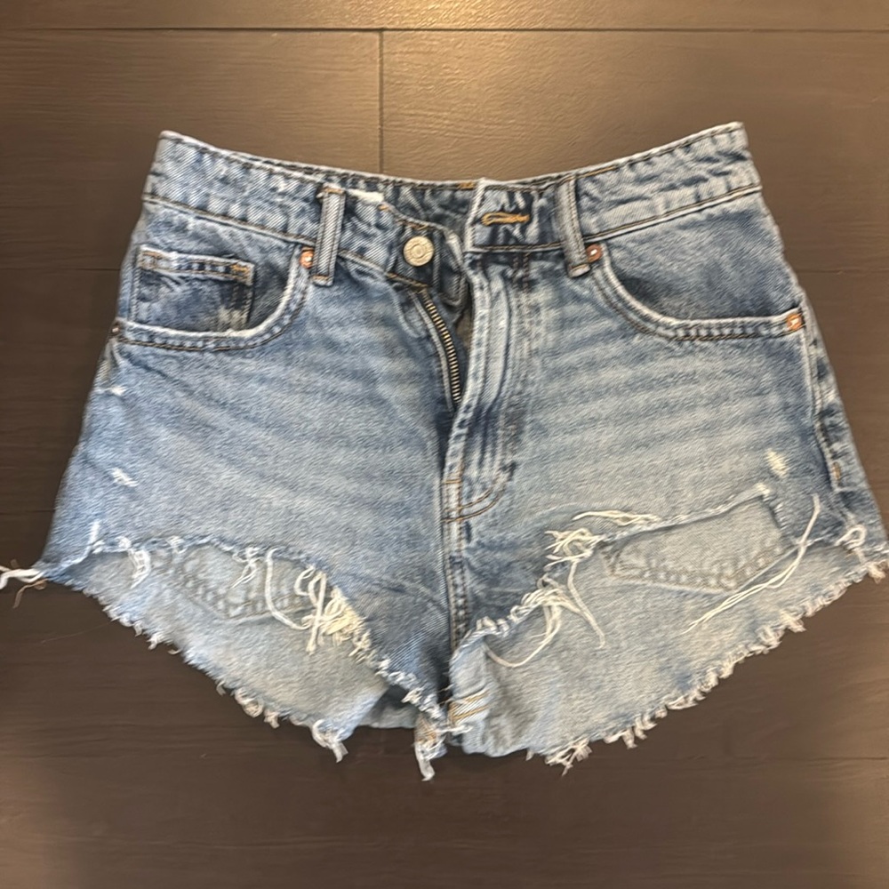 Zara denim shorts size women’s sz 4 runs small lightly worn in great condition